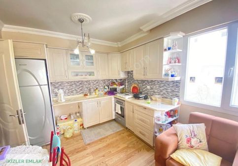 Seferihisar Ürkmez Merkezde Ara Kat Uygun Fiyata Satılık 2+1 Daire