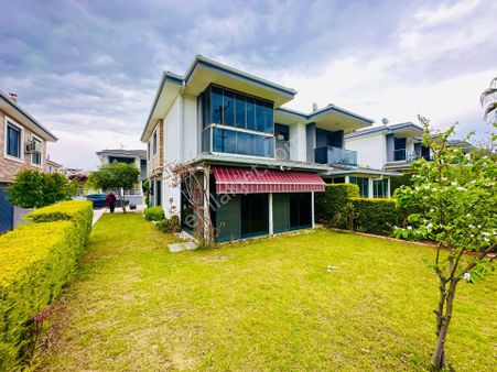 Soğucak Mah.site İçinde Özel Bahçe Kullanımlı 3+1 Villa Satılık