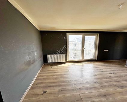 Metrobüsün Dibinde 2+1 İskanlı Sorunsuz Temiz Geniş Satılık Daire