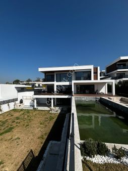 Kuşadası’nda 5+2 Ultra Lüx Asansörlü Malikane