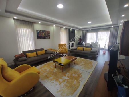 Nuray Ayhan'dan Yeşilbayırda Satılık Lüks Müstakil Tripleks Havuzlu Villa