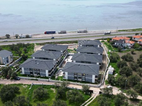Ayvalık Küçükköy'de Satılık , Denize Sıfır Sitede, Havuzlu Daire