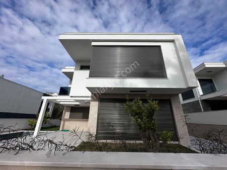 Kuşadası Kadınlar Denizi'nde Manzaralı Harika İşçilik Ve Lokasyon Müstakil Villa
