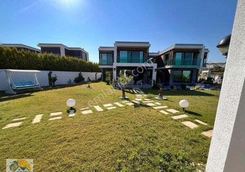 Kuşadası'nda 1300 M2 Arsa İçinde Dev Müstakil 5+1 Villa
