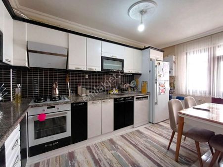 Recep Ümit'ten Sakarya Caddesi Başı Turgut Reis Cad. Üzerinde Satılık Asansörlü 2+1 Daire