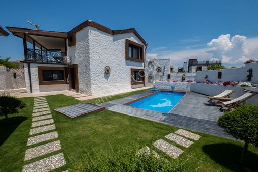 Çeşmealtı Kocadere Köyünde Deniz Ve Ada Manzaralı Eşyalı Villa