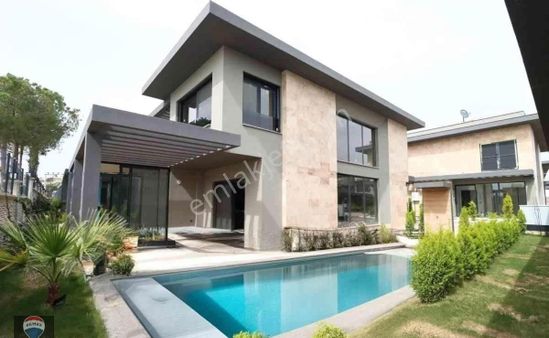 Kuşadası Korupark Villalarında Satılık Ön Cephe Özel Havuzlu Lüks 6+2 Villa