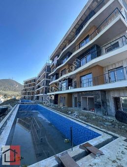 Kuşadası Merkezde Havuzlu Sitede 1+1 Ve 2+1 Satılık Daireler