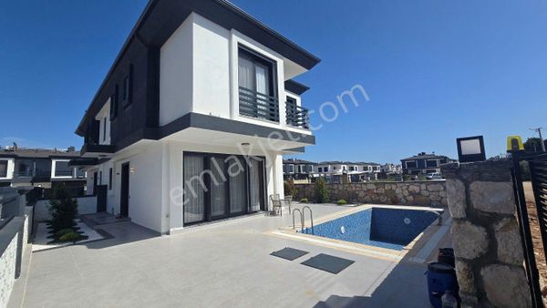 Didim Altınkum’da Plaja Yakın, Havuzlu, Otoparklı, Eşyalı Villa!