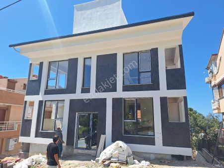 Dikili Güven Emlak'tan Salimbey'de Satılık 2+1 Deniz Manzaralı Daireler