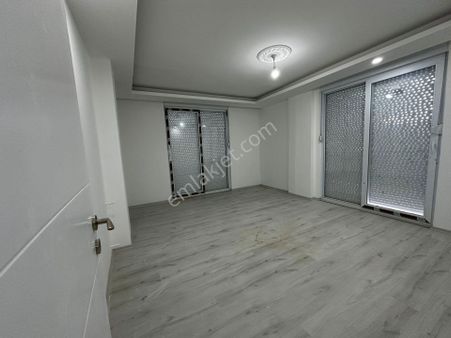 Merkezi Konumda Sıfır Ayrı Mutfaklı Geniş Güney Cepheli