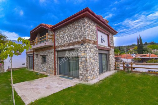 Kuşadası Caferli'de Özel Tasarımlı Muhteşem Villa