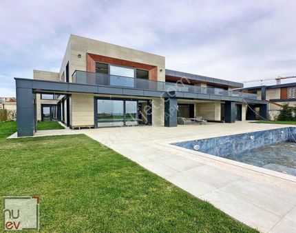 Müstakil Bahçeli Ve Havuzlu Lüks Villa-nuev