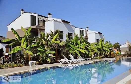 Kuşadası'nda Plaja 700mt Havuzlu Güvenlikli 4+1 Tripleks Yazlık