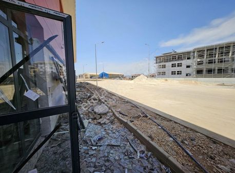 Avm Ticaret Merkezi Okul Karsısı Cadde Üzeri Köşe Dükkan 84m2