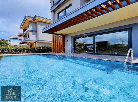 Siem'den Beylikdüzü'nde Müstakil Bahçeli Havuzlu Lüks 6+2 Villa!