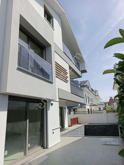 Stop’tan Babataşı Merkezi Konumda 4+1 Havuzlu Villa