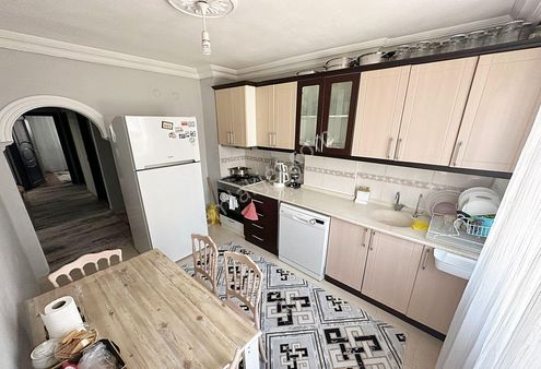 Yenigünde Köşe Başı Asansörlü Masrafsız 2 + 1 / 2 Balkonlu