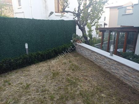 İstanbul İli Silivri İlçesi Gümüşyaka Mahallesi'nde Denize Sıfır Villa.