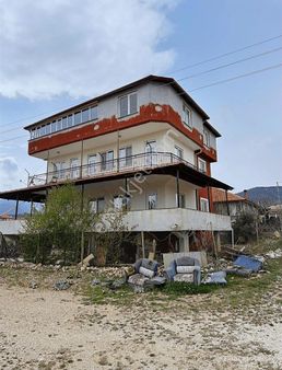 Yeşilyayla 'da 3 Katlı Bina