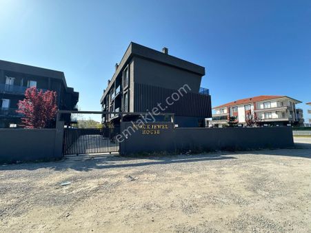 Karasu Merkezde 4+1 Havuzlu ,bahçeli, Kapalı Garajlı Tamamen Müstakil Villa