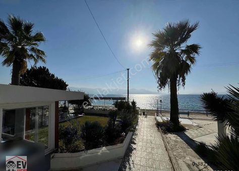 Kuşadası'nda Denize Sıfır 3+1 Yazlık