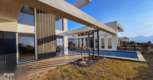 Kuşadası Soğucak'ta Deniz Manzaralı İyi Konum Ultra Lüks Villa