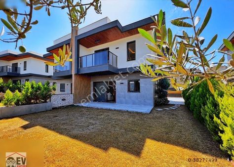 Kuşadası' Nda Lüks Havuzlu Site İçerisinde Satılık 3+1 Villa