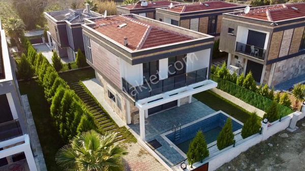 Davutlar'da Satılık 4+1 Tam Müstakil Özel Havuzlu Villa