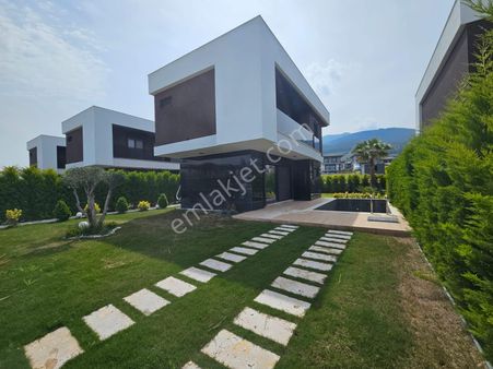 Kuşadası'nda Müstakil Özel Havuzlu 3+1 Villa