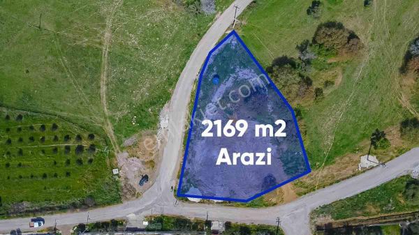 Foça Kozbeyli'de İyi Konumda 2.169 M² Arazi