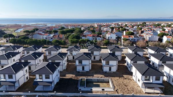 No:10 Gayrimenkul'den 3+1 Havuzlu Site İçerisinde Fırsat Villa