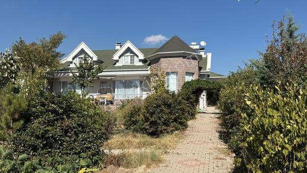Cb Vizyon Tuğba Erkal'dan Geniş Bahçeli Country Tarzı Villa
