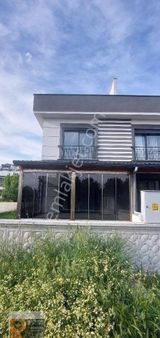 Dikili İsmetpaşa Mah Merkeze Yürüme Mesafesi Garaj Tarafinda Bahçeli Mutfak Ayri 3+1 Satılık Villa