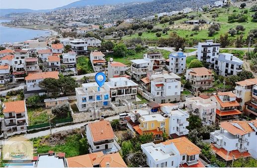 Yenifoça' Da Denize 50 Metre Mesafede Satılık 3+1 Villa