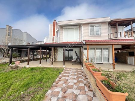 Remax Land Dan Ünal 1 Sitesinde Denize Sıfır 4+1 Satılık Villa