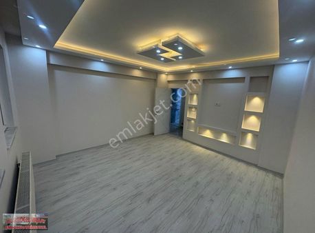 Bilginoğlu Emlak'tan Ege Mahallesinde Tadilatlı 2+1 Yüksek Zemin