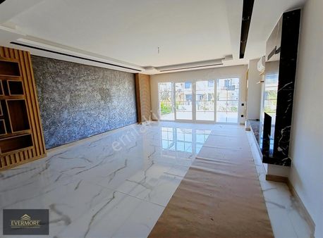 Kuşadası'nda Denize Yakın, Geniş Bahçeli Satılık 4+1 Villa