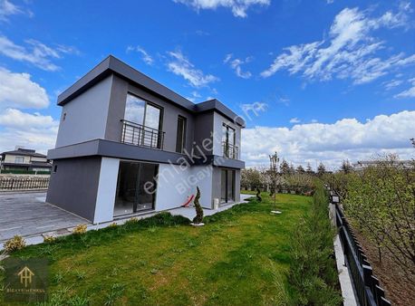 4+1 Muhteşem Bahçeli Merkezi Konumda Ferah Satılık Villa