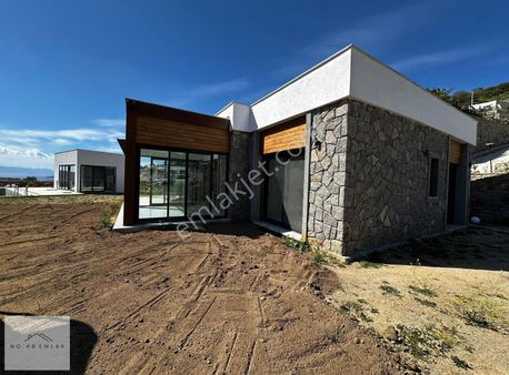Gümüşlük Tek Katlı Deniz Manzaralı Havuzlu Müştemilatlı Villa