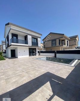 Efeler Mahallesinde Tam Müstakil Yerden Isıtmalı Havuzlu 4+1 Lüks Villa