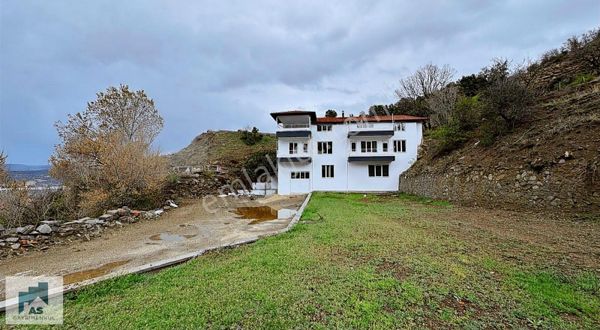 Ayazmana Mahallesinde Satılık 3 Katlı Bina Ve 3200 M2 Arsası