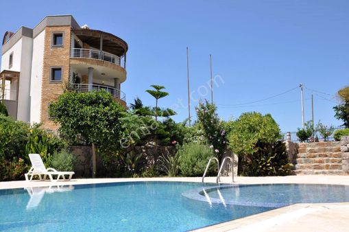 Havuzlu Güvenlikli Sitede, Deniz Manzaralı, Saunalı, 4+2 Villa