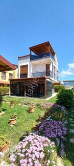 Kuşadası Davutlar'da Denize Yürüme Mesafesinde 4+1 Villa