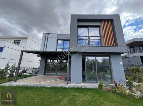 Muhteşem Konumda Kapalı Havuzlu 6+1 Villa