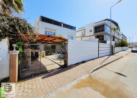 Güzeloba'da 6+1 Havuzlu Tripleks Villa