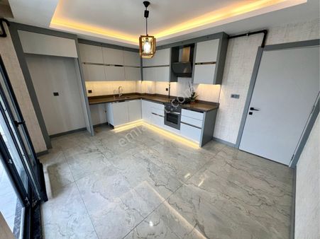 Yenişafakta Ferhatlar Kolej Yakını 175m2 3+1 Satılık Daire