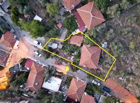 Yeşilyurt Mahallesinde Satılık Orijinal Taş Ev Ve Arsası