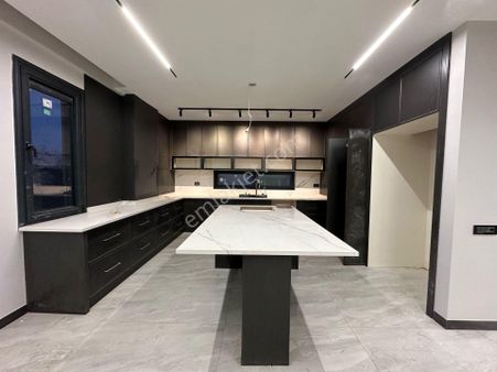 Barutçularda Havuzlu Panjurlu Akıllı Ev Sistemli Sinama Salonlu 5+1 Müstakil Villa !