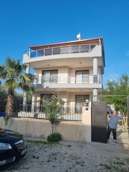 Güzelçamlıda Deniz Manzaralı Tripleks Villa